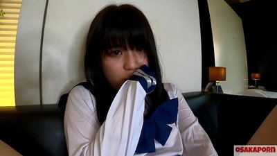 Moza xaponesa de 18 anos con chorros de tetas pequenas e orgasmos co dedo e xoguete sexual. Nena asiática con disfraz de cosplay escolar dá mamadas nun vídeo afeccionado. Mao 7 OSAKAPORN.