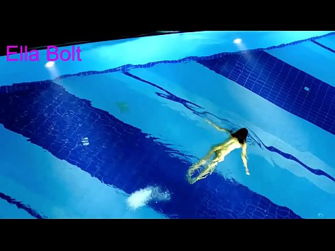 ❤️ Non podo deixar de mirar, unha moza loira que é sorprendida nadando espida na piscina do resort ELLA BOLT Porno duro na pornografía gl.com-porn-hat.ru