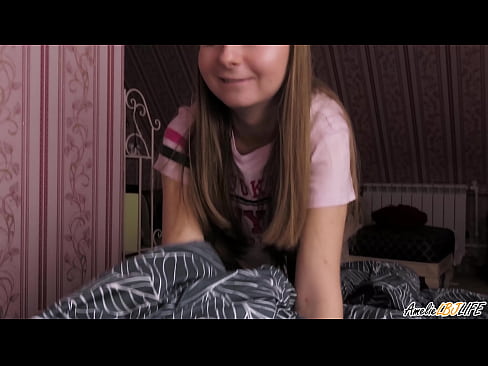 ❤️ Blondie chupa profundamente o seu mellor amigo e recibe semen na boca Porno duro na pornografía gl.com-porn-hat.ru